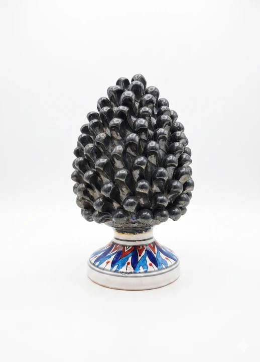 sycylijska szyszka ceramiczna pinia 30cm grafitowa z malowana podstawka tlo.png
