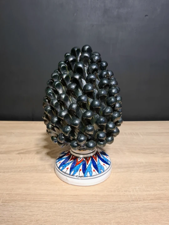 sycylijska szyszka ceramiczna pinia 30cm grafitowa z malowana podstawka.jpg