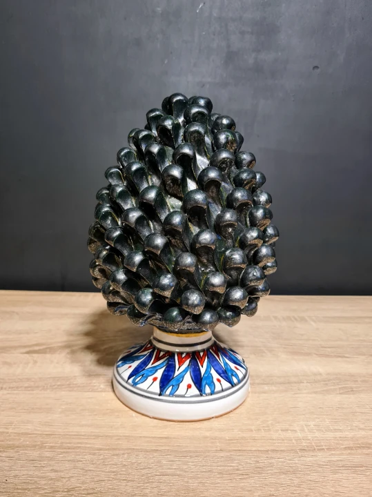 sycylijska szyszka ceramiczna pinia 30cm grafitowa z malowana podstawka 3.jpg