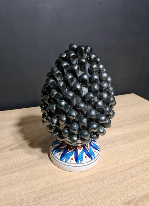 sycylijska szyszka ceramiczna pinia 30cm grafitowa z malowana podstawka 4.jpg