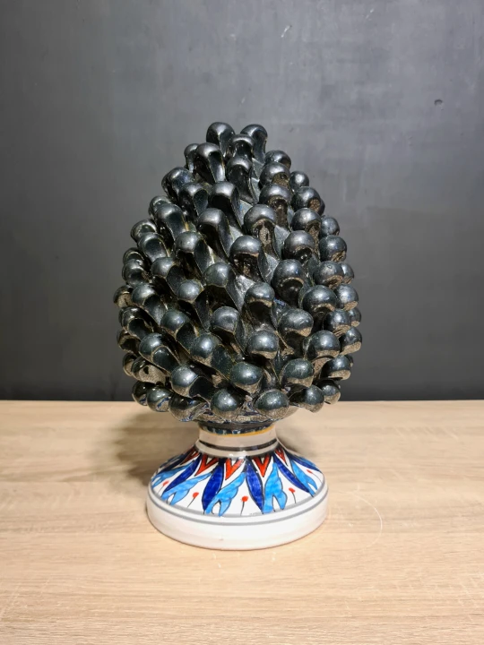 sycylijska szyszka ceramiczna pinia 30cm grafitowa z malowana podstawka 6.jpg