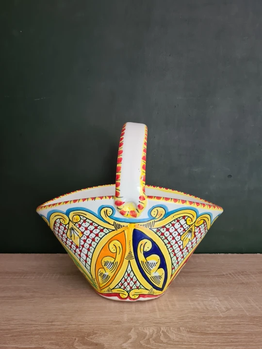 ceramiczny koszyk recznie malowany w sycylijskie wzory.jpg