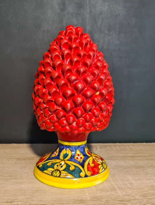 sycylijska szyszka pinia 30cm czerwona z dekorowana podstawka.jpg