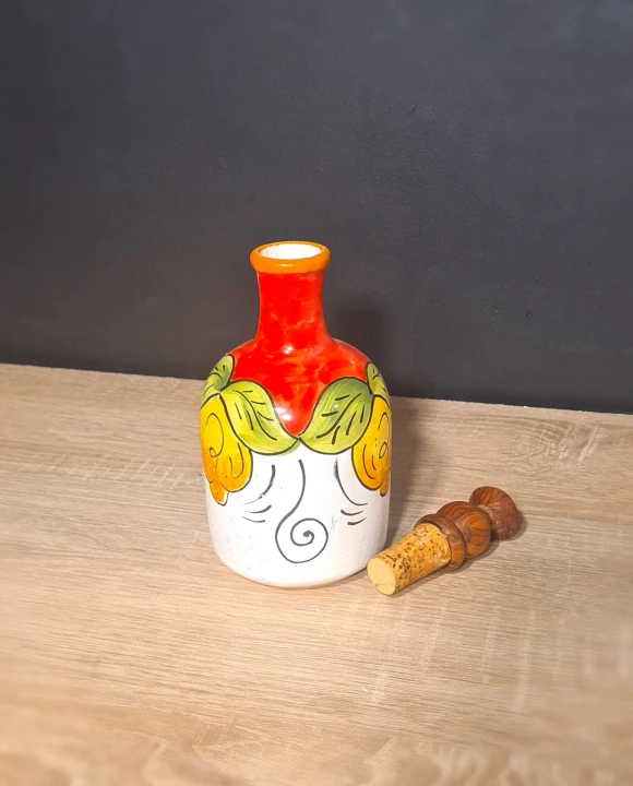 buteleczka ceramiczna na oliwe z motywem cytryny czerwona.jpg
