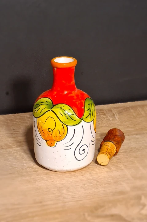 buteleczka ceramiczna na oliwe z motywem cytryny czerwona2.jpg