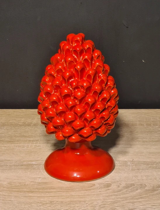 sycylijska-szyszka-rekodzielo-pinia-25cm-czerwona-monocolor-symbol-szczescia.jpg