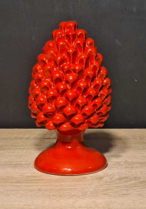 sycylijska-szyszka-rekodzielo-pinia-25cm-czerwona-monocolor-symbol-szczescia-2.jpg