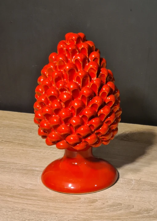 sycylijska-szyszka-rekodzielo-pinia-25cm-czerwona-monocolor-symbol-szczescia-prawa.jpg