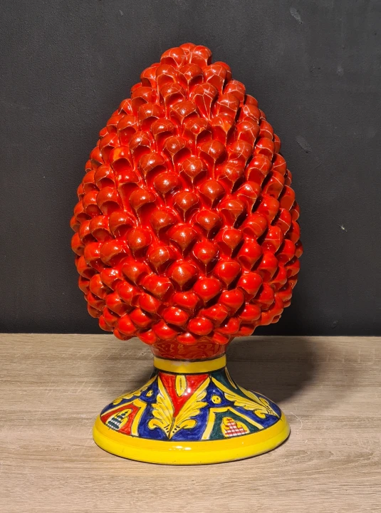 sycylijska-szyszka-rekodzielo-pinia-30cm-czerwona-z-dekorowana-podstawka.jpg