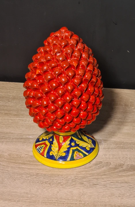 sycylijska-szyszka-rekodzielo-pinia-30cm-czerwona-z-dekorowana-podstawka-gora.jpg