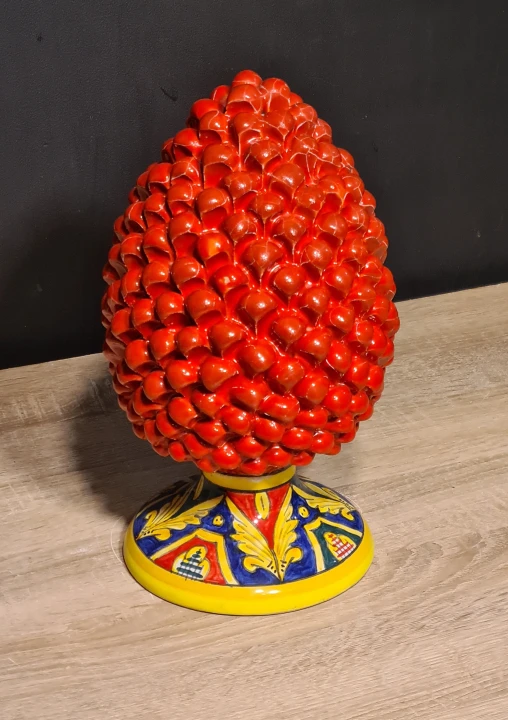 sycylijska-szyszka-rekodzielo-pinia-30cm-czerwona-z-dekorowana-podstawka-lewa.jpg