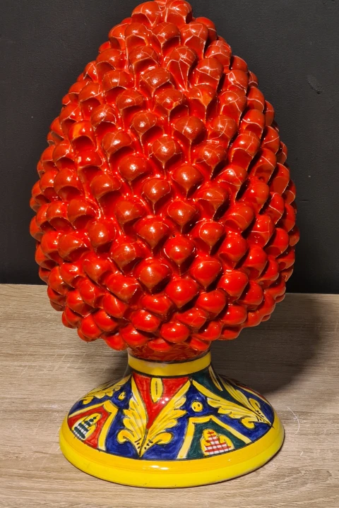sycylijska-szyszka-rekodzielo-pinia-30cm-czerwona-z-dekorowana-podstawka-zblizenie.jpg