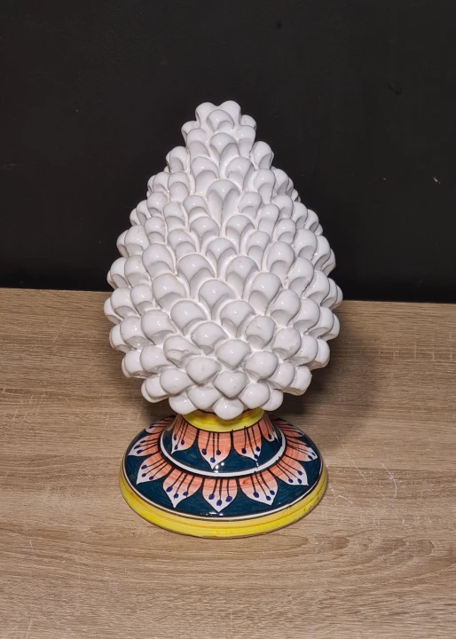 sycylijska-szyszka-rekodzielo-pinia-30cm-biala-z-dekorowana-podstawka.jpg