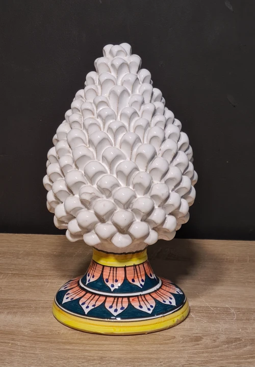 sycylijska-szyszka-rekodzielo-pinia-30cm-biala-z-dekorowana-podstawka-2.jpg