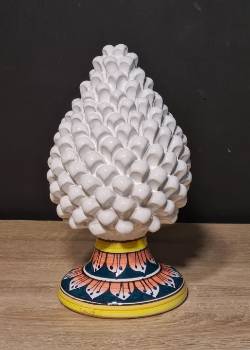 sycylijska-szyszka-rekodzielo-pinia-30cm-biala-z-dekorowana-podstawka-3.jpg
