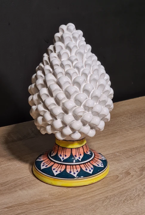 sycylijska-szyszka-rekodzielo-pinia-30cm-biala-z-dekorowana-podstawka-lewa.jpg