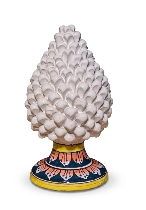 sycylijska-szyszka-rekodzielo-pinia-30cm-biala-z-dekorowana-podstawka-tlo.png