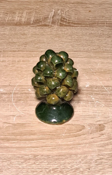 syzylijska-szyszka-mini-pinia-zielona-dekoracja-up.jpg