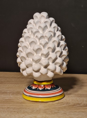 sycylijska-szyszka-rekodzielo-pinia-25cm-biala-dekorowana-symbol.jpg