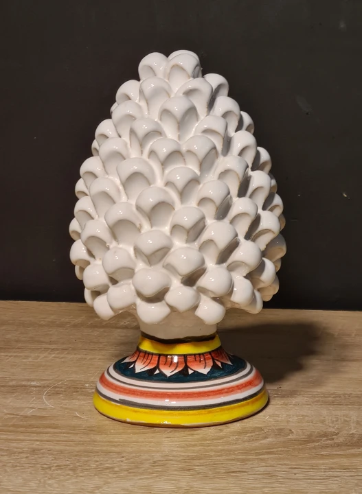 sycylijska-szyszka-rekodzielo-pinia-25cm-biala-dekorowana-symbol.jpg