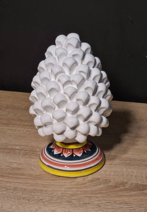 sycylijska-szyszka-rekodzielo-pinia-25cm-biala-dekorowana-symbol-szczescia.jpg