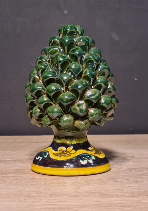 sycylijska-szyszka-rekodzielo-pinia-20cm-zielona-z-dekorowana-podstawka-2.jpg