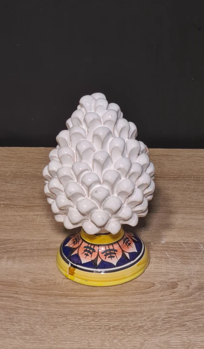 sycylijska-szyszka-rekodzielo-pinia-20cm-biala-dekorowana-symbol-szczescia.jpg