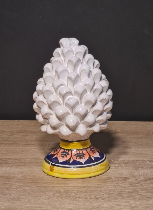 sycylijska-szyszka-rekodzielo-pinia-20cm-biala-dekorowana-symbol-wloska.jpg