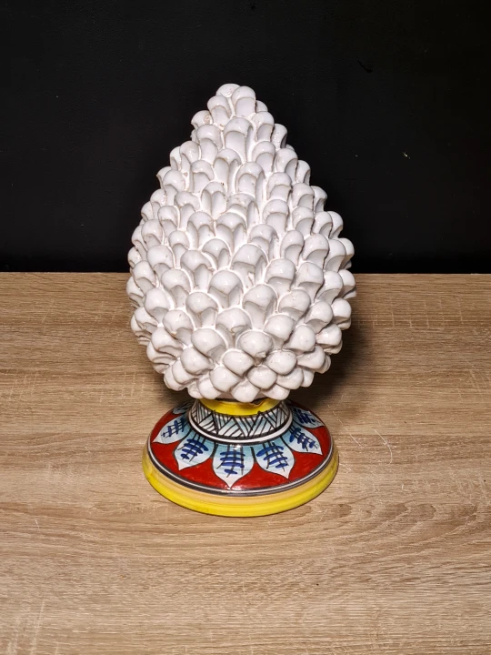 sycylijska-szyszka-ceramiczna-pinia-biala-z-dekorowana-podstawka-wloska.jpg