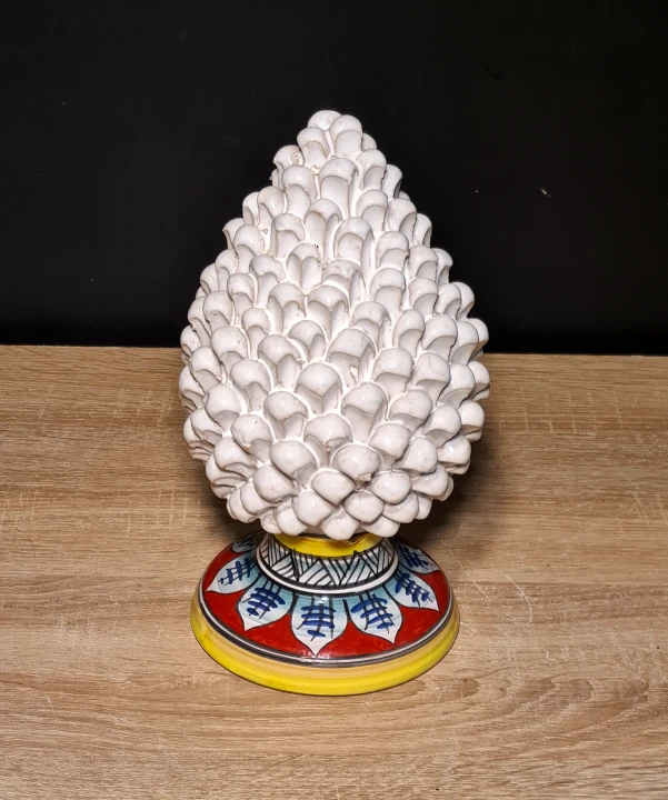 sycylijska-szyszka-ceramiczna-pinia-biala-z-dekorowana-podstawka-wloska-up.jpg