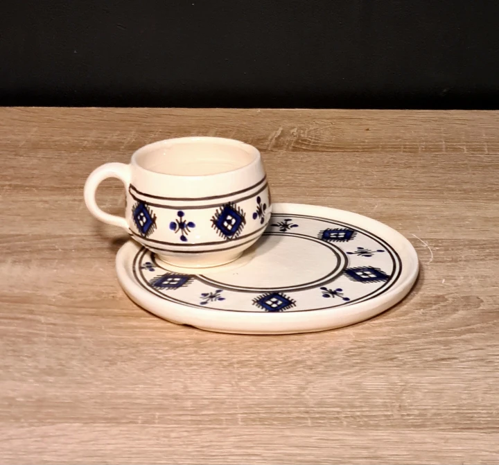 stylowa-ceramiczna-filizanka-ze-spodkiem-granatowa-tunezyjska-recznie-malowana-front-2.jpg