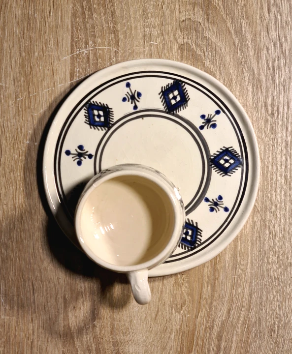 stylowa-ceramiczna-filizanka-ze-spodkiem-granatowa-tunezyjska-recznie-malowana-gora.jpg
