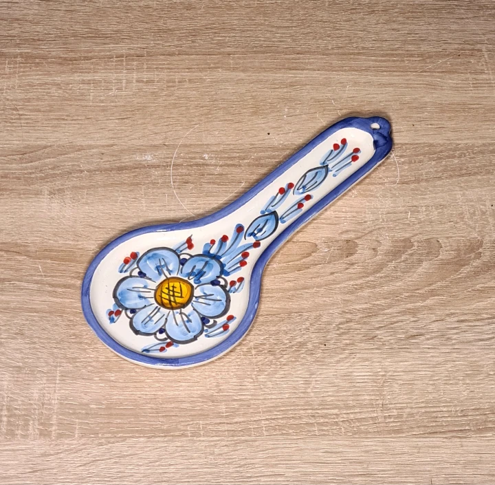 ozdobna-ceramiczna-lyzka-podstawka-akcesoria-kuchenne-recznie-malowana-z-kwiatem-gora.jpg