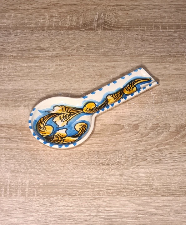 ozdobna-ceramiczna-lyzka-podstawka-akcesoria-kuchenne-recznie-malowana-niebieski-wzor-gora.jpg