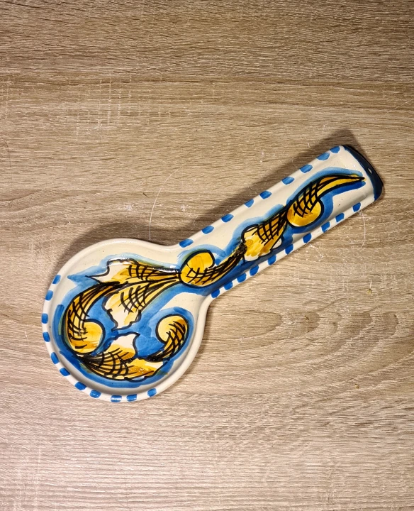 ozdobna-ceramiczna-lyzka-podstawka-akcesoria-kuchenne-recznie-malowana-niebieski-wzor-gora-2.jpg