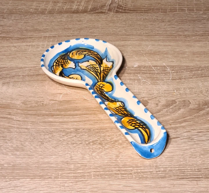 ozdobna-ceramiczna-lyzka-podstawka-akcesoria-kuchenne-recznie-malowana-niebieski-wzor-z-otworem.jpg