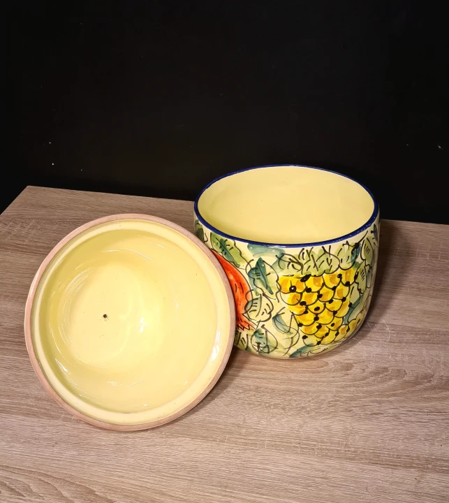 duza-ceramiczna-waza-pojemnik-z-przykrywka-z-motywem-cytryn-rekodzielo-wnetrze.jpg