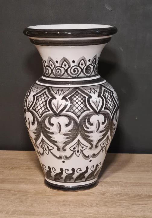 doniczka-wazon-ceramiczna-recznie-malowana-czarno-bialy-wzor-40cm-sycylijska.jpg