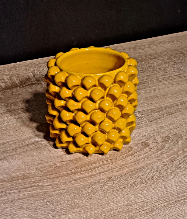 ceramiczna-zolta-doniczka-flakon-szyszka-pinia-13cm-cylindryczna-lewa.jpg