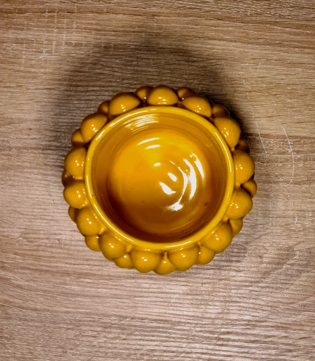 ceramiczna-zolta-doniczka-flakon-szyszka-pinia-13cm-cylindryczna-z-gory.jpg