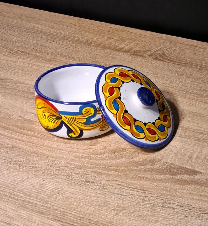 ceramiczne-pudeleczko-z-przykrywka-malowane-rekodzielo-na-bizuterie-ozdoba-prawa.jpg