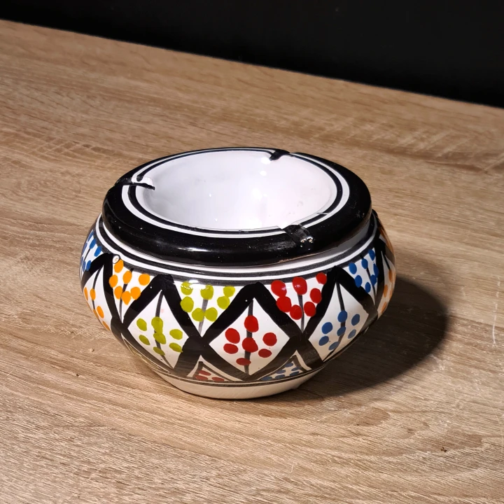 ceramiczna-popielniczka-tunezyjska-recznie-malowana-rekodzielo-right.jpg