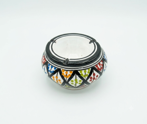 ceramiczna-popielniczka-tunezyjska-recznie-malowana-rekodzielo-tlo