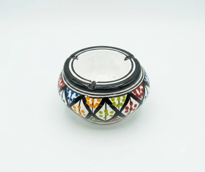 ceramiczna-popielniczka-tunezyjska-recznie-malowana-rekodzielo-tlo