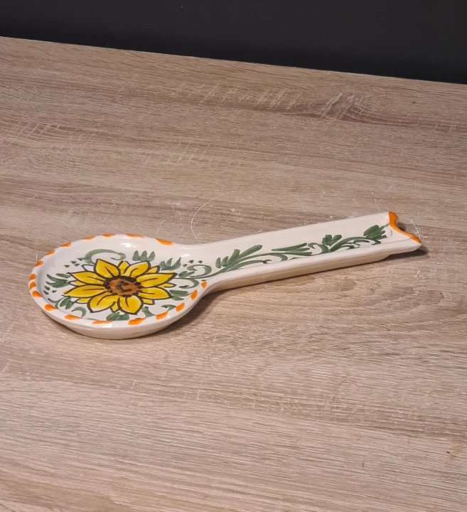 ceramiczna-podstawka-pod-lyzke-z-motywem-kwiatu-prawa.jpg