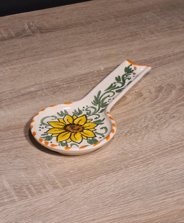 ceramiczna-podstawka-pod-lyzke-z-motywem-kwiatu-up.jpg