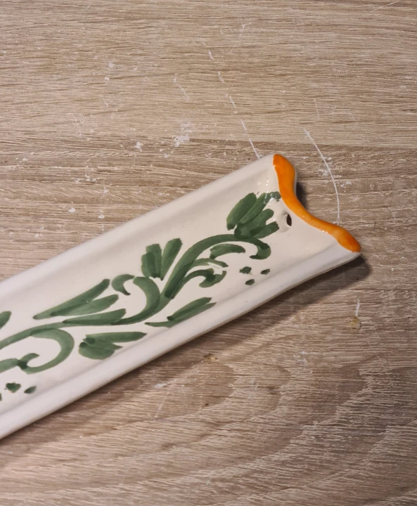 ceramiczna-podstawka-pod-lyzke-z-motywem-kwiatu-zblizenie.jpg
