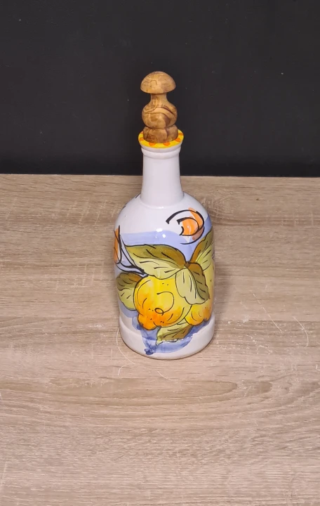 buteleczka-na-oliwe-ceramiczna-sycylijska-z-cytryna-niebieska-dystans.jpg