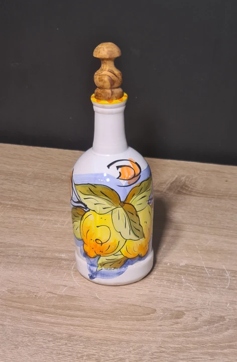 buteleczka-na-oliwe-ceramiczna-sycylijska-z-cytryna-niebieska-prawa.jpg
