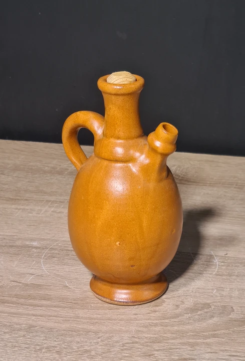 ceramiczna-buteleczka-na-oliwe-brazowa-rustykalna-18cm-z-korkiem-korek.jpg